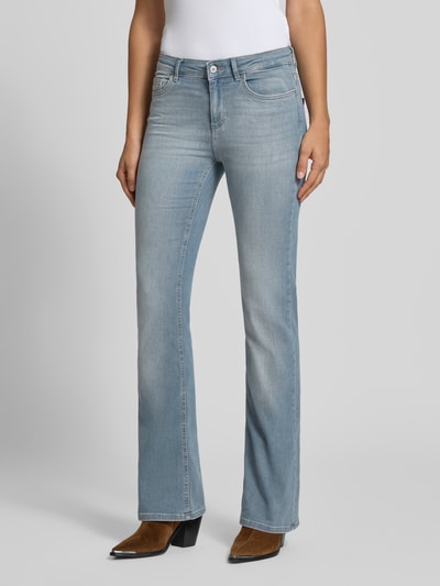 Frauenmodel trägt Regular Fit Bootcut-Jeans aus Baumwoll-Mix Modell 'BLUSH' von ONLY, hellblaue Denimoptik, Ganzkörperansicht von vorne, Damen Bootcut-Jeans von ONLY