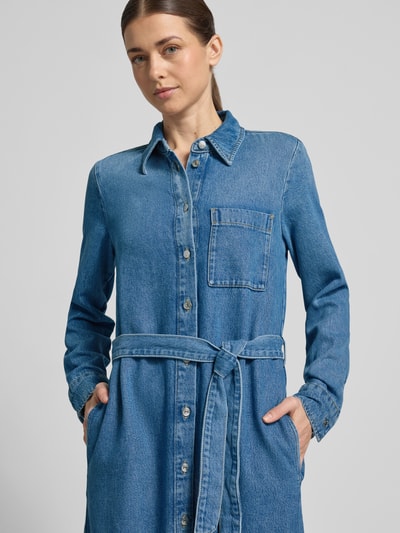 Kobiece modelka nosi Midi-Jeanskleid aus Lyocell-Baumwoll-Mix von Marc O'Polo, denim, szwy w kontrastowym kolorze, długość midi, pasek w talii, kieszenie, mieszanka lyocellu i bawełny, krój regular fit, długi rękaw, wysoki dekolt, cała sylwetka z przodu