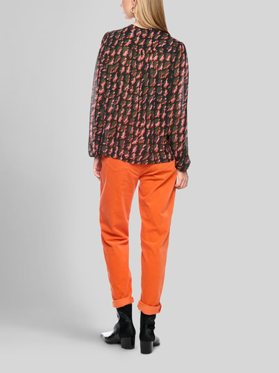 Vrouwenmodel draagt Regular Fit blouse in all-over look met druppelvormige hals van Marc Cain, chiffon, Ruglengte maat 36: 61 cm, Mouwlengte maat 36: 64 cm, Ganzkörperansicht Rückansicht