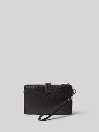 Produktfoto, Portemonnaie in Leder-Optik Modell 'LAUREL' von GUESS mit Reißverschluss und Logo-Detail, schwarze Farbe, strukturierte Oberfläche.