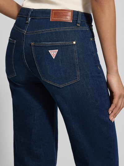 Vrouwenmodel draagt Wide Leg Jeans met Steekzakken van Guess, katoenmix met stretch, high waist, donkerblauw, detailopname rug.