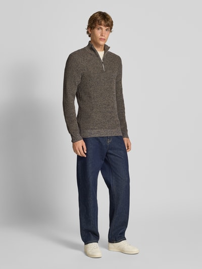 Męski model nosi Slim Fit Strickpullover mit Reißverschluss Modell 'Darik' von Blend, bawełna, krój slim fit, zamek, stójka, elastyczne wykończenia, całkowity widok z przodu