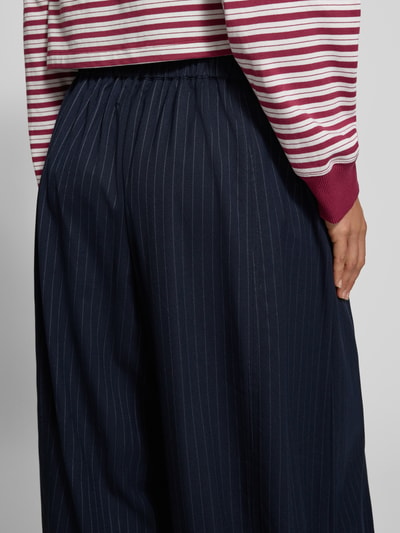 Vrouwenmodel draagt Barrel Fit broek Model 'Bambus' van LOLLYS LAUNDRY in Materiaalmix met viscose, all-over look, detailopname.