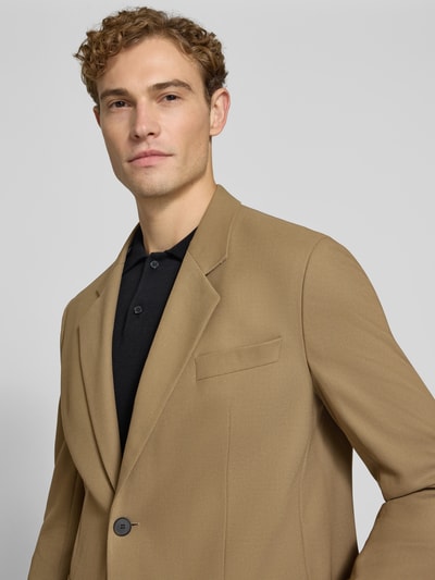 Męski model nosi beżowy Regular Fit Anzug mit Viskose-Anteil Modell 'Karlo-Flips251' od HUGO, czarna koszula, zbliżenie na górę ciała, garnitury.