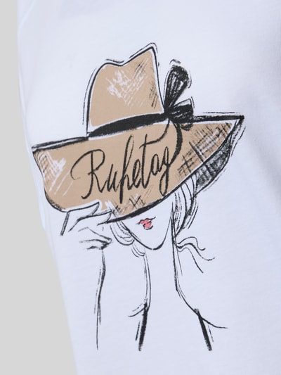 Frauenmodel trägt Oversized Nachthemd Modell 'Lust auf Meer' von LOUIS & LOUISA aus reiner Baumwolle mit Motiv und Rundhalsausschnitt, Nahaufnahme Oberkörper.