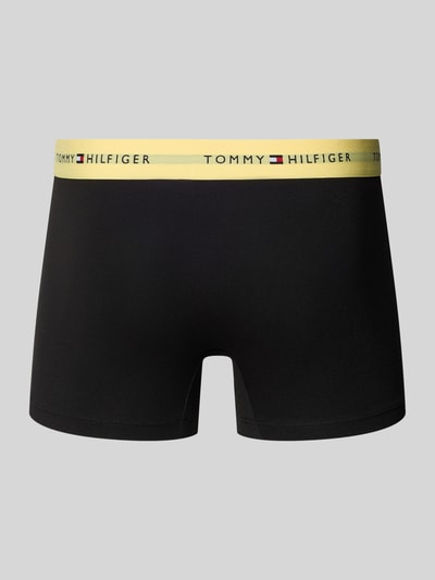 Produktfoto, Regular Fit Trunks aus Baumwoll-Mix von Tommy Hilfiger, Optik: Mehrfarbig, Passform: Regular-Fit, Logo-Bund, Material: Baumwoll-Mix, schwarze glatte Oberfläche mit gelbem Logo-Bund.
