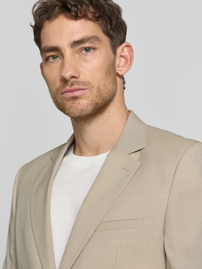 Männermodel trägt Super Slim Fit Anzugsakko aus Schurwoll-Mix Modell 'ARTI' von HUGO, Optik: Unifarben, Nahaufnahme Oberkörper.