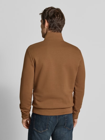 Männermodel trägt Relaxed Fit Troyer aus Baumwoll-Mix von Polo Ralph Lauren in Braun, glatte Textur, Ganzkörperansicht Rückansicht.