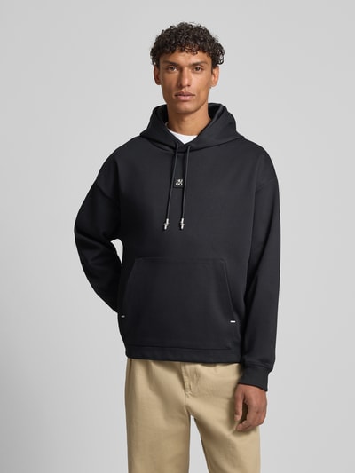 Männermodel trägt Regular Fit Hoodie aus Baumwoll-Mix Modell 'DINEO' von HUGO, Optik: Unifarben, Kängurutasche, Nahaufnahme Oberkörper.