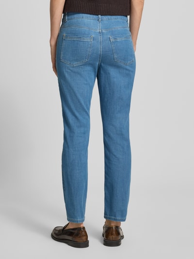 Frauenmodel trägt Cropped Slim Fit Jeans mit Eingrifftaschen von Christian Berg Woman aus Baumwoll-Mix mit Stretch-Anteil, Ganzkörperansicht Rückansicht.