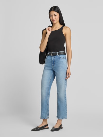 Kobiece model nosi Straight Fit Jeans aus Baumwoll-Mix Modell od HUGO, jasnoniebieski denim, czarny pasek, Ganzkörperansicht z przodu, damskie jeansy od HUGO