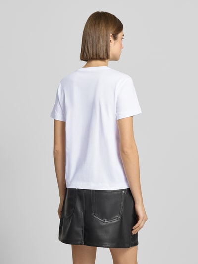 Vrouwenmodel draagt T-shirt Set met Logo en Rundhalsausschnitt van Calvin Klein Jeans, puur katoen, regular fit, ruglengte 55 cm, Ganzkörperansicht Rückansicht.