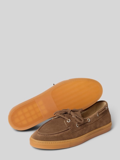 Produktfoto, Schnürschuhe aus echtem Leder von Copenhagen in Braun mit abgerundeter Form, Schnürverschluss, strukturierter Sohle, Absatzhöhe 2 cm, Schafthöhe 6 cm, Schaftweite 12 cm, Größe 40.