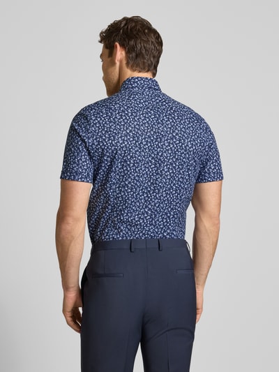 Männermodel trägt Slim Fit Freizeithemd mit floralem Allover-Print von OLYMP Level Five in Dunkelblau und Weiß, Rückenansicht, Kurzärmelig, Kentkragen, Elastischer Baumwoll-Mix, Herren, Knopfleiste, Rückenlänge 71 cm, Schulterbreite 44 cm, Ärmellänge 23 cm.
