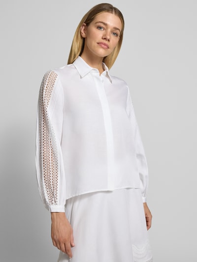 Frauenmodel trägt Relaxed Fit Hemdbluse aus Lyocell-Leinen-Mix Modell 'BADORA' von BOSS in Weiß, Häkelspitzen, uni, Nahaufnahme Oberkörper