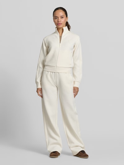 Frauenmodel trägt Sweatjacke mit Logo-Muster Modell 'CALISTA' von Guess Activewear in Creme, Material-Mix, Regular Fit, Ganzkörperansicht von vorne.