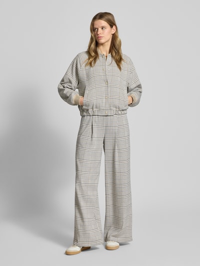 Frauenmodel trägt Regular Fit Blouson mit Viskose-Anteil von Marc O'Polo Denim, kariert, mit College-Kragen, Ganzkörperansicht von vorne.