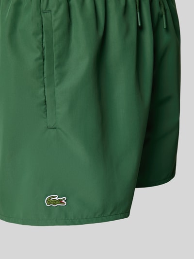 Lacoste Spodenki kąpielowe o kroju regular fit z naszywką z logo Ciemnozielony 2