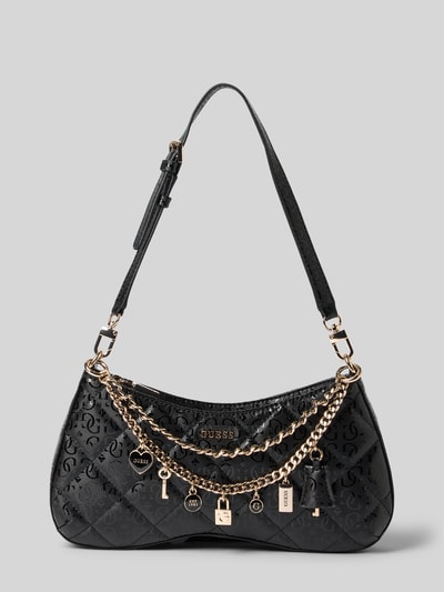 Produktfoto, schwarze Shoulder Bag mit Logo-Detail Modell 'Libby' von Guess in Leder-Optik, goldene Ketten, Zier-Details, Reißverschluss, abnehmbarer Schulterriemen, Maße: 30x16x5 cm, Riemenlänge 55 cm