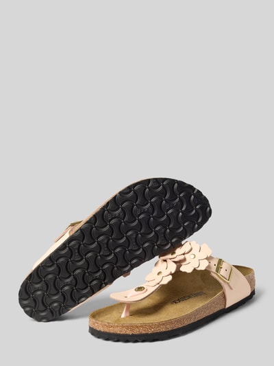 Produktfoto, Zehentrenner mit floralen Applikationen Modell 'GIZEH' von Birkenstock für Damen in abgerundeter Form, Label-Prägung, profilierte Sohle, Absatzhöhe 3 cm bei Größe 40, zartes Rosa, strukturierte schwarze Sohle, glatte und matte Texturen.