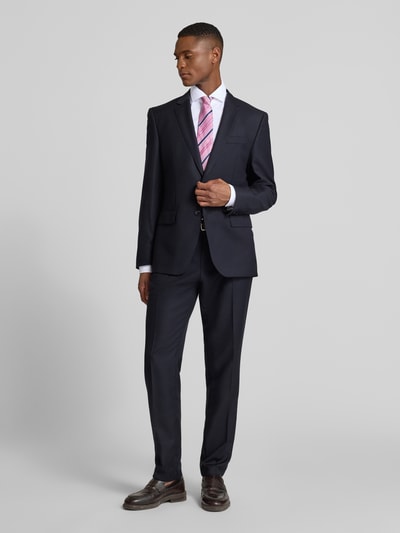 Männermodel trägt Slim Fit Businesshemd aus Baumwolle mit Kentkragen von OLYMP Level Five, dunkler Anzug, Ganzkörperansicht von vorne. Baumwoll-Elasthan-Mix, Slim Fit, Kentkragen, Knopfleiste, Rückenlänge 81 cm, Schulterbreite 44 cm, Ärmellänge 67 cm.