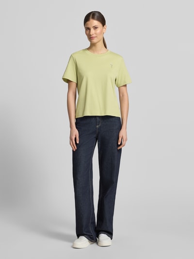 Frauenmodel trägt Regular Fit T-Shirt aus reiner Baumwolle von s.Oliver RED LABEL in Verkürzt-Optik und Cropped-Länge, Ganzkörperansicht von vorne.