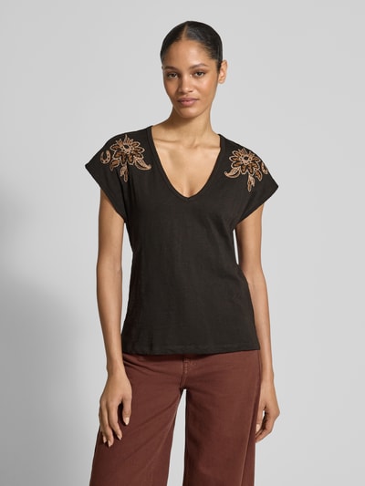 Frauenmodel trägt Damen T-Shirt aus reiner Baumwolle von Scotch & Soda mit florale-Stickereien, taillierter Passform, Rundhalsausschnitt; Ganzkörperansicht von vorne. Rückenlänge bei Größe S: 61 cm.
