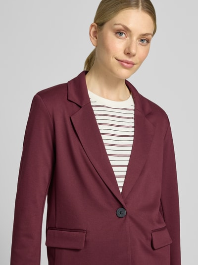 Vrouwenmodel draagt Regular fit blazer met viscose van FREE/QUENT, materiaalmix, klepzakken, reverskraag, knoopsluiting, model 'Nanni', bordeauxrood, textuur glad, Nahaufnahme Oberkörper.