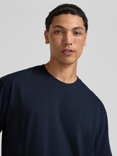 Männermodel trägt Regular Fit T-Shirt mit Rundhalsausschnitt von Jack & Jones in Dunkelblau aus Reine Baumwolle, Nahaufnahme Oberkörper.
