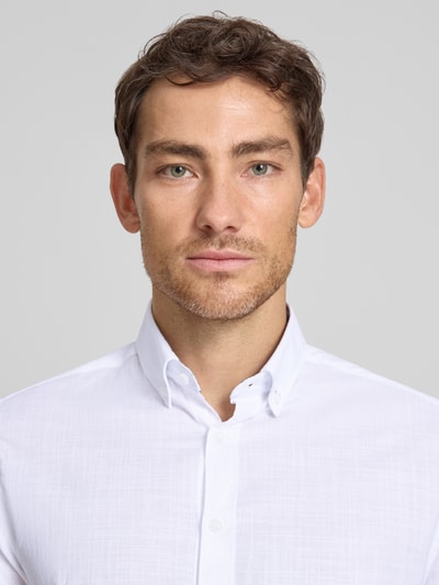 Männermodel trägt Regular Fit Freizeithemd mit Button-Down-Kragen von bugatti, Reine Baumwolle, Knopfleiste, Nahaufnahme Oberkörper.