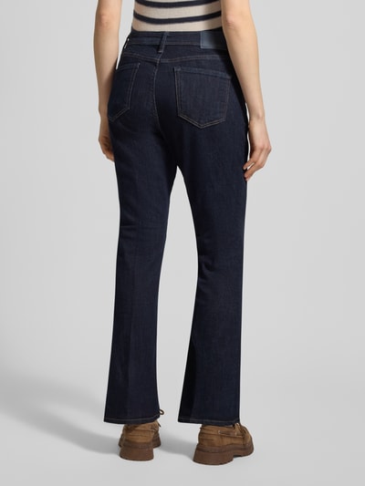 Frauenmodel trägt Bootcut Jeans aus Baumwoll-Mix von s.Oliver RED LABEL in Dunkelblau, 5-Pocket-Design, Label Patch, Ganzkörperansicht Rückansicht