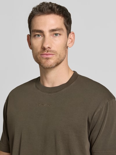 Männermodel trägt Relaxed Fit T-Shirt aus reiner Baumwolle von Marc O'Polo, Optik: Unifarben, Label-Stitching-Applikation, Jersey, Nahaufnahme Oberkörper.