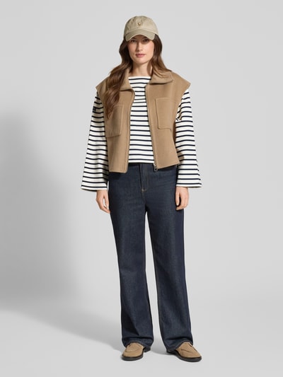 Frauenmodel trägt Oversized Pullover aus reiner Baumwolle von Polo Ralph Lauren, gestreift, U-Boot-Ausschnitt, Langarm, unifarben, Ganzkörperansicht von vorne.