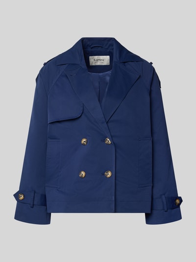 Produktfoto, granatowy Trenchcoat mit Ärmelriegeln Modell 'AMONA' von B.Young, krój regular fit, dwurzędowy, kołnierz, kieszenie, długość tyłu w rozmiarze 36: 63 cm, szerokość ramion w rozmiarze 36: 46 cm, szerokość klatki piersiowej w rozmiarze 36: 52 cm, długość rękawa w rozmiarze 36: 46 cm, gładka tkanina, złote guziki, prosty krój