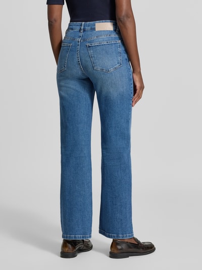 Männermodel trägt blaue Slim Fit Jeans aus Baumwoll-Mix Modell 'Miva strong' von OPUS, Damen Slim Fit Jeans, Ganzkörperansicht Rückansicht