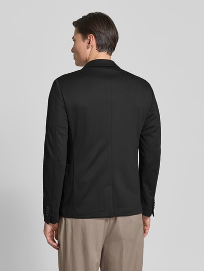 Männermodel trägt schwarzes 2-Knopf-Sakko mit Viskose-Anteil von s.Oliver BLACK LABEL, Regular Fit, unifarben, Ganzkörperansicht Rückansicht.