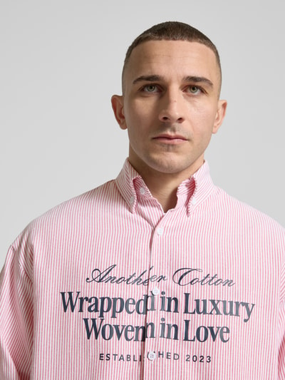 Männermodel trägt Regular Fit Freizeithemd mit Button-Down-Kragen von ANOTHER COTTON LAB, Baumwoll-Mix, Nahaufnahme Oberkörper.