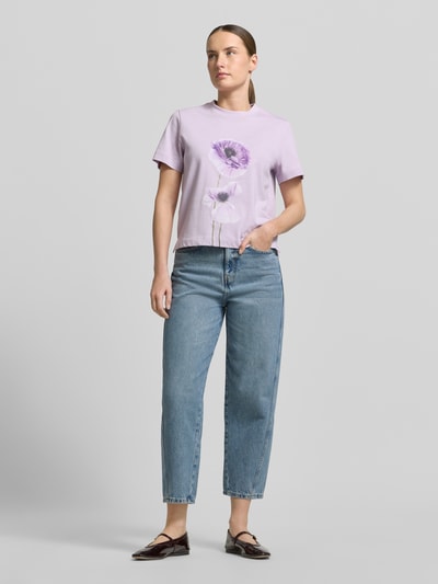 Frauenmodel trägt Baloon Jeans im 5-Pocket-Design von Stefanel aus reiner Baumwolle, Loose Fit, hellblaue Farbe, Ganzkörperansicht von vorne.