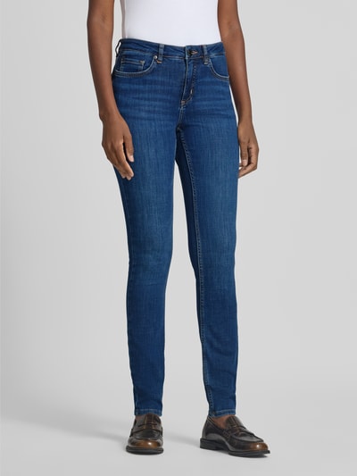 Vrouwenmodel draagt Skinny Fit Jeans uit mix van katoen en lyocell model 'Elma' van OPUS, dames skinny fit jeans, frontaal totaalbeeld