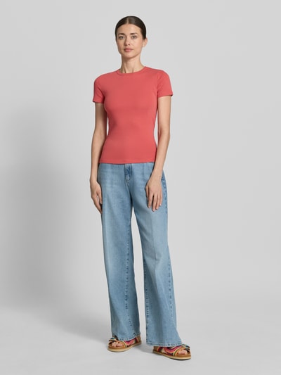Frauenmodel trägt T-Shirt mit Feinripp und Rundhalsausschnitt von Jake*s Casual in Koralle, Slim Fit, Baumwoll-Mix, Ganzkörperansicht von vorne
