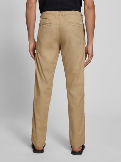 Männermodel trägt Relaxed Fit Hose aus Baumwoll-Leinen-Mix Modell 'KANE' von Jack & Jones in Beige, Gesäßtaschen, Ganzkörperansicht Rückansicht, Herren Hose, elastischer Bund mit Schnürung, Bundweite 42 cm, Innenbeinlänge 82 cm.