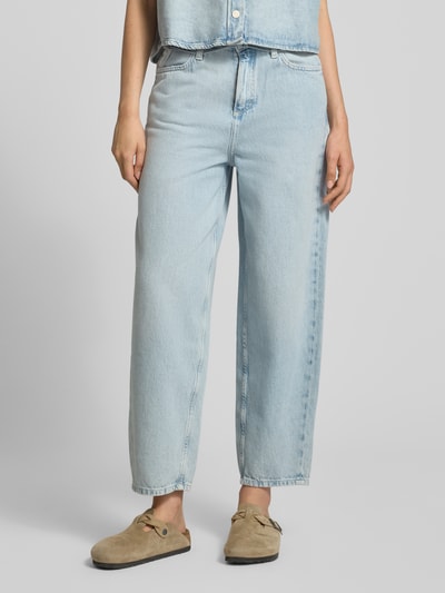 Frauenmodel trägt Relaxed Fit Barrel Jeans aus reiner Baumwolle Modell 'STINE' von Marc O'Polo Denim in Denim-Optik, Cropped-Länge, Eingrifftaschen, Gesäßtaschen, Knopf und verdeckter Reißverschluss, Bindegürtel, Material: Reine Baumwolle, Ganzkörperansicht von vorne.