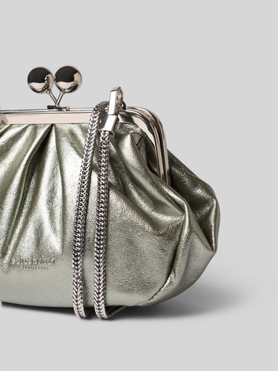 Produktfoto, Tote Bag in Leder-Optik Modell 'Fyn' von Seidenfelt, Materiał skóropodobny w srebrnym kolorze, metalowe detale, Główna przegroda z zapięciem na magnes, pasek na ramię, Szerokość w rozmiarze 1: 17 cm, Długość w rozmiarze 1: 15 cm, Głębokość w rozmiarze 1: 8 cm, długość paska na ramię w rozmiarze 1: 114 cm.