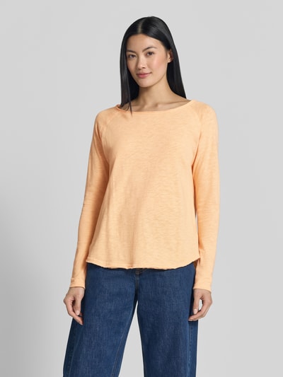 Vrouwenmodel draagt shirt met lange mouwen van puur katoen met Raglanmouwen van Rich & Royal, getailleerde pasvorm, ronde hals, ruglengte bij maat S: 60 cm, geheellichaamsvooraanzicht.