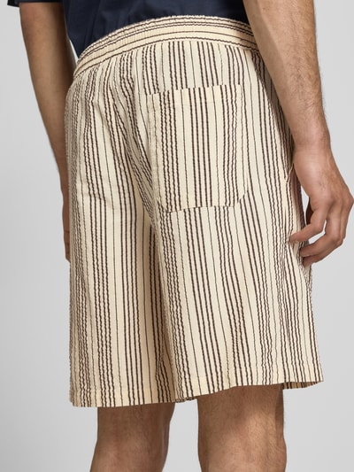 Männermodel trägt Loose Fit Shorts aus reiner Baumwolle Modell 'CRUZ' von Only & Sons, Seersucker, Optik: Unifarben, Ganzkörperansicht Rückansicht.