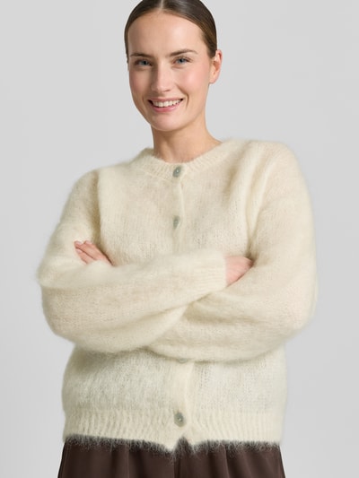 Frauenmodel trägt Loose Fit Strickjacke aus Mohair-Mix Modell 'AMANDA' von VILLA SOPHIE, Optik: Unifarben, Nahaufnahme Oberkörper.