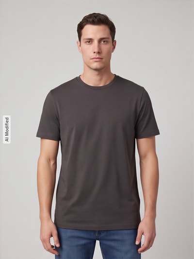 Männermodel trägt T-Shirt mit Rundhalsausschnitt von Christian Berg Men in Anthrazit, gerade Passform, kurzärmelig, Ganzkörperansicht von vorne, KI-modifiziertes Bild.