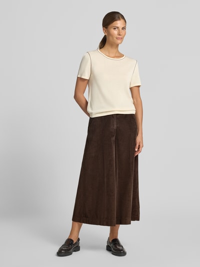 Frauenmodel trägt eine weite Hose aus reiner Baumwolle Modell 'MELLI S' von Brax in Dunkelbraun mit samtiger Struktur, Damen Weite Hose, Ganzkörperansicht von vorne.