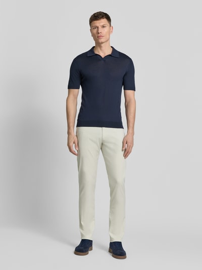 Männermodel draagt Regular Fit broek met steekzakken model 'CORDOBA' van bugatti, mix van katoen en elastaan, heren, regular fit, binnenbeenlengte 80 cm, bandwijdte 43 cm, voorkant, geheel lichaam