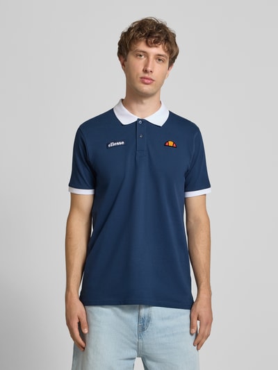 Männermodel trägt Regular Fit Poloshirt mit Label-Stitchings van ellesse, Puur katoen, Heren, Knoopsluiting, Ruglengte maat M 77 cm, Ganzkörperansicht van voren